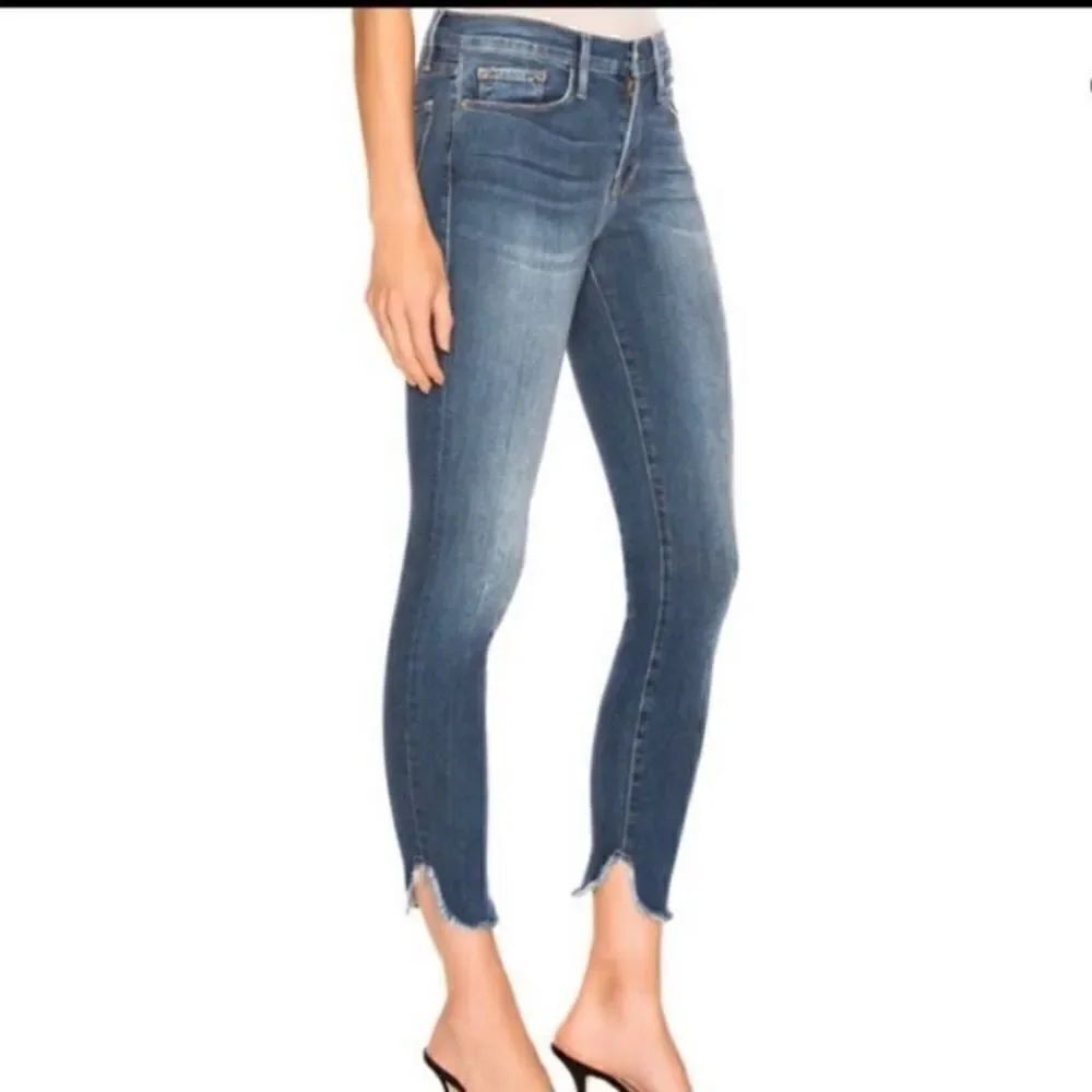 Frame Le Skinny de Jeanne Crop Petal-Hem Jeans in Sherman Wash